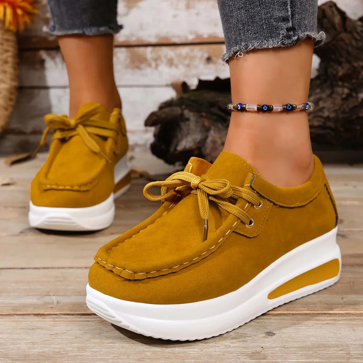 Casual walking shoes, unisex, with shock-absorbing soles for all-day comfort.