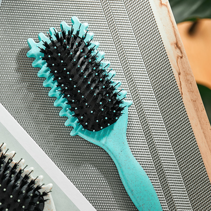 Innovative Livia vent brush: fast drying, frizz control, detangling for all hair types.