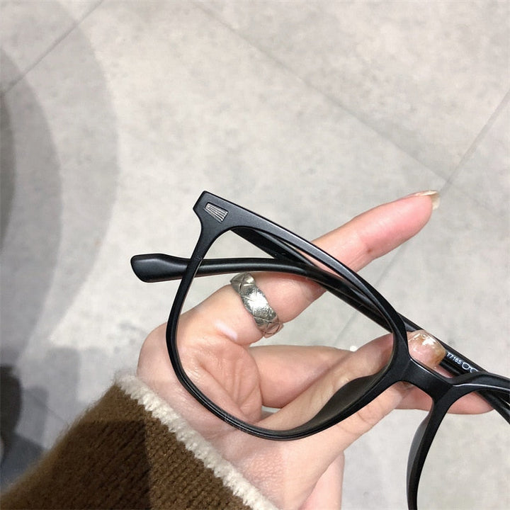 Comfortable myopic glasses with blue light blocking, suitable for everyday use and screen work.