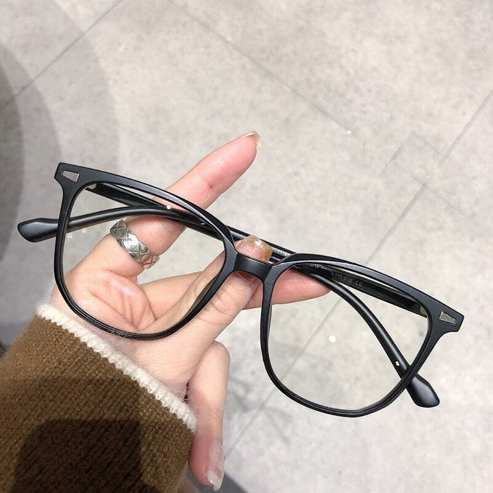 Modern unisex glasses for myopia, providing essential blue light vision protection.