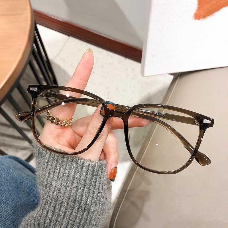 Daily wear myopic eyewear with a blue light filter, ideal for screen comfort.