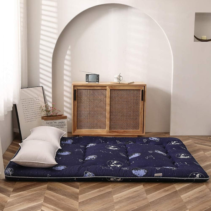 Foldable Japanese futon mattress with memory foam, a lightweight and practical solution