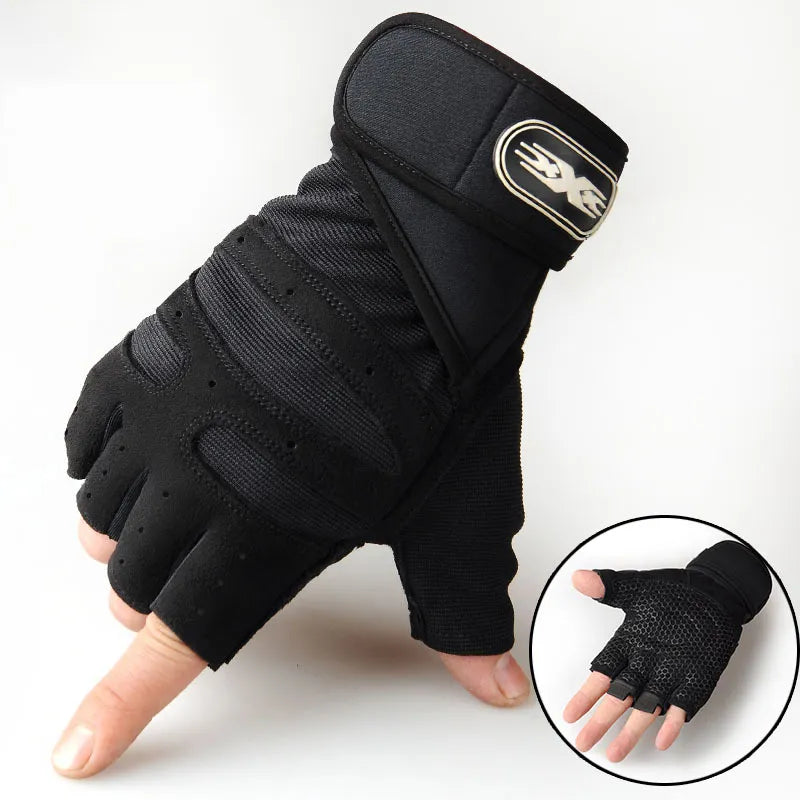 Comfortable unisex fitness gloves, breathable fabric, with wrist support.