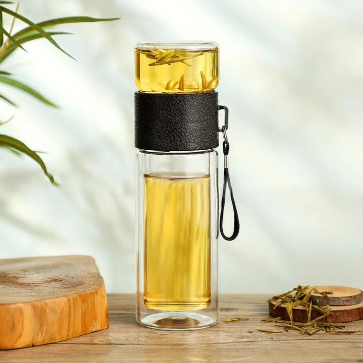 ClearTherm insulated glass bottle features a tea infuser, keeping your hot drinks warm and cold drinks cool.