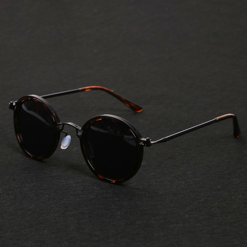 Stylish Jetset unisex sunglasses featuring a sleek metal frame, polarized lenses, and UV protection.