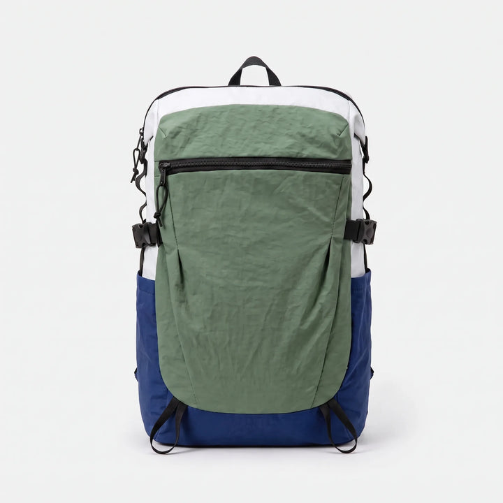 Lightweight nylon day hiking backpack for unisex use, ideal for comfortable outdoor travel and daily commutes.