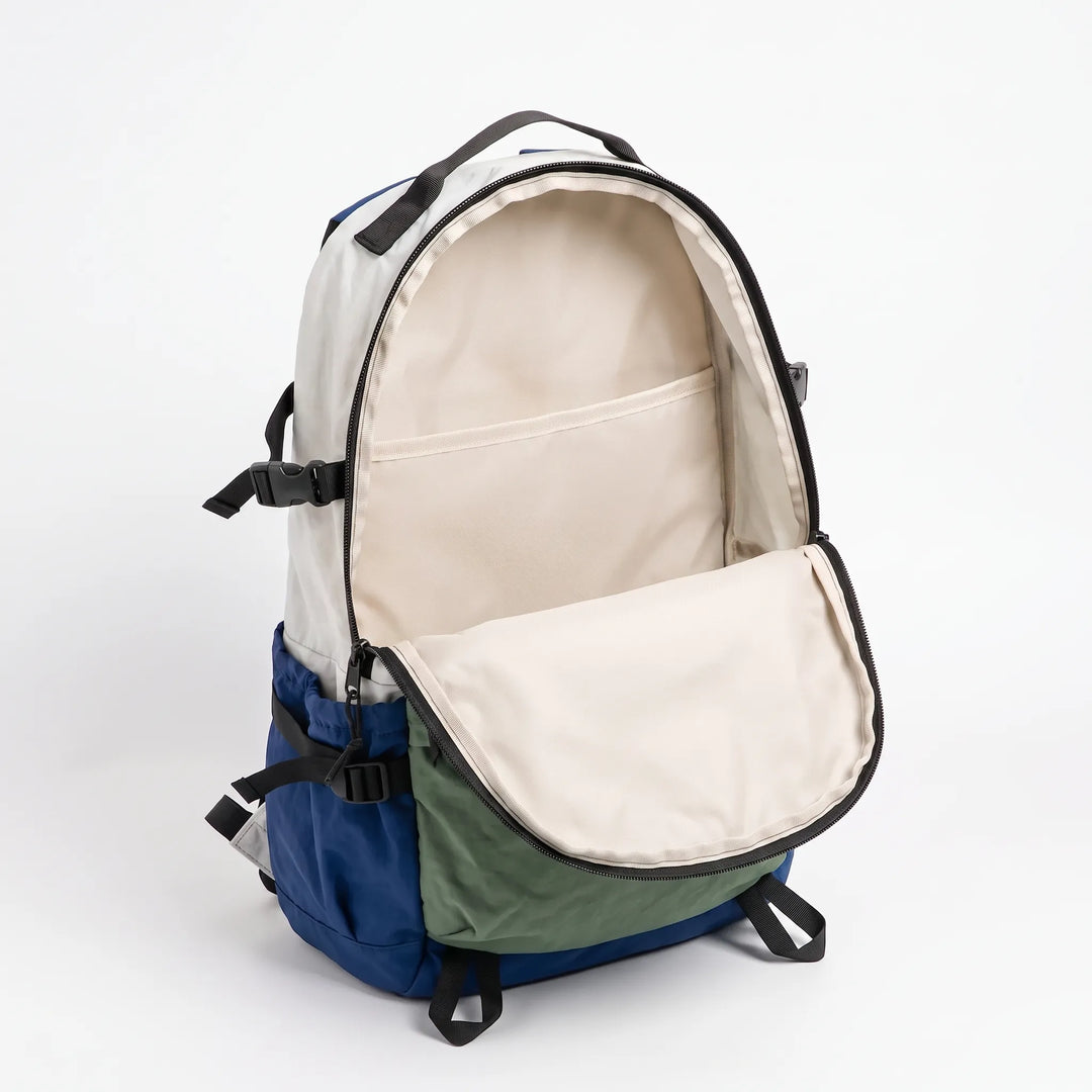 Lightweight hiking daypack for men & women, featuring comfortable adjustable straps for long treks & commutes.