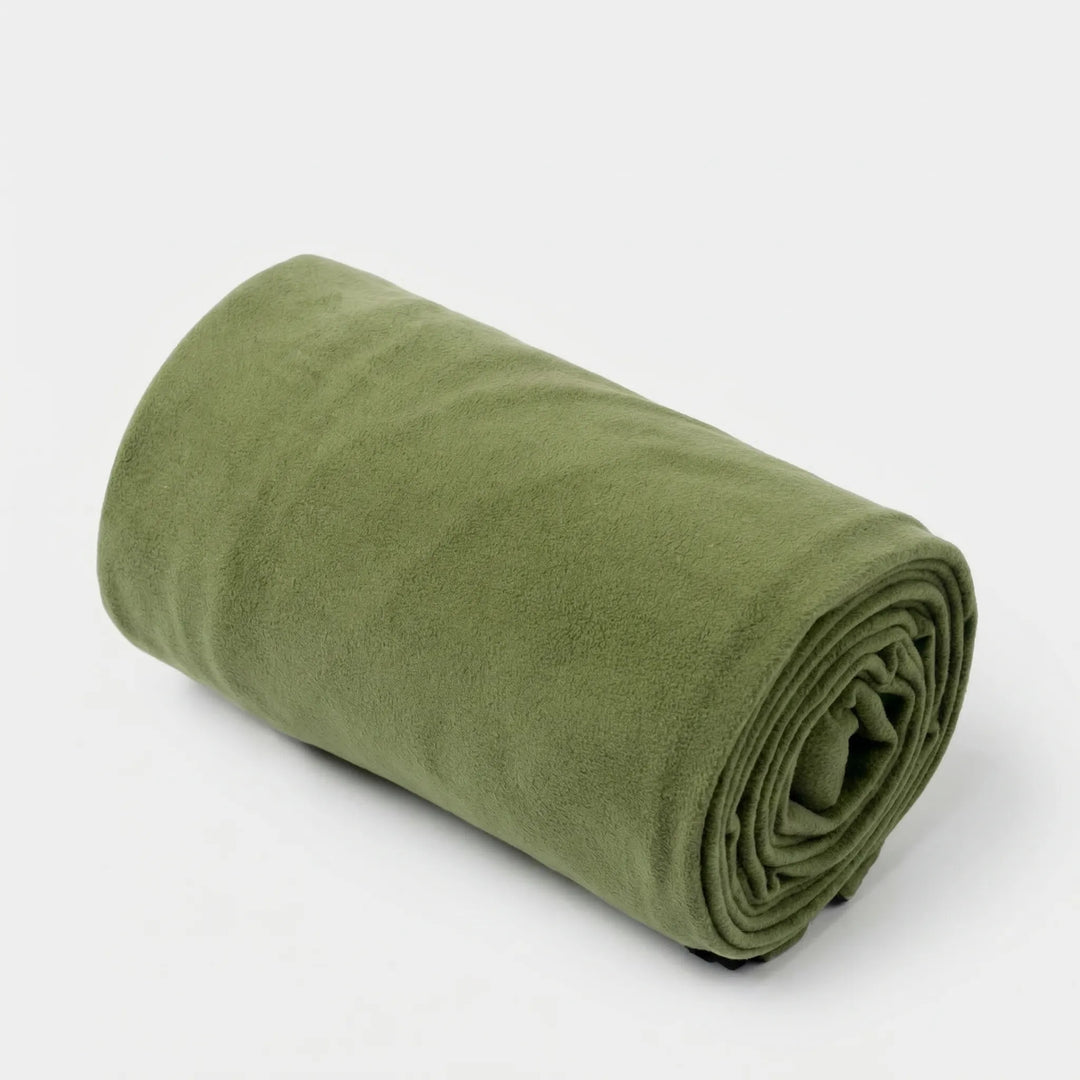 Portable fleece sleeping bag, lightweight & cozy. Unisex roll-up design for campers, hikers, and travelers.