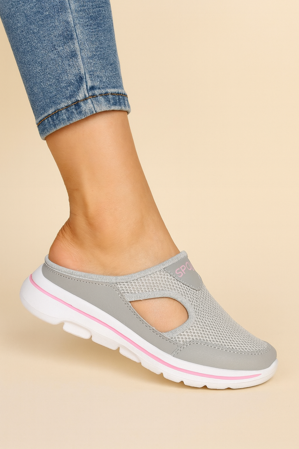 Enjoy lightweight comfort with these unisex orthopedic slippers, ideal for loungewear.