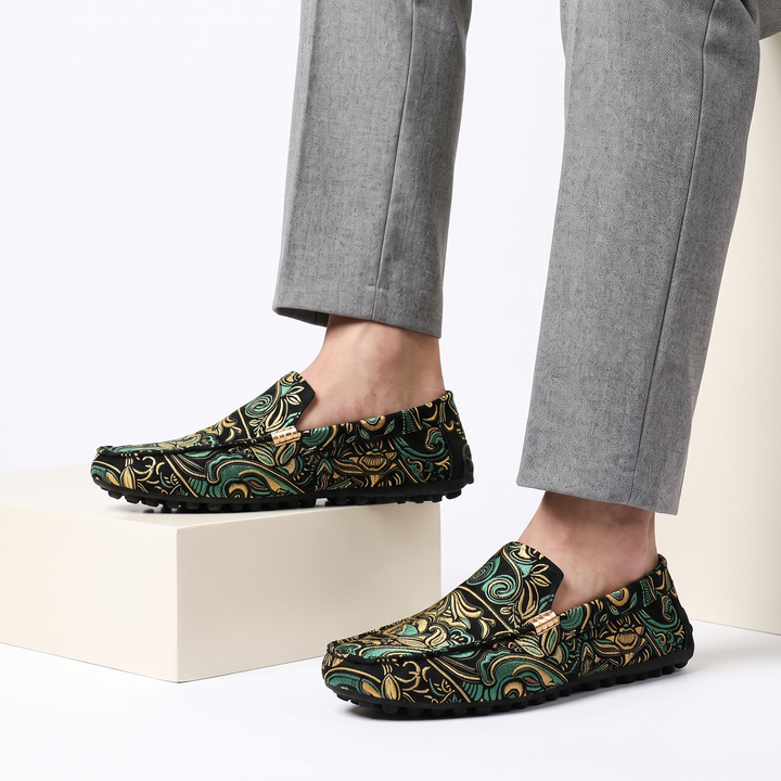 Stylish unisex Lorca casual shoes with a modern design, perfect for versatile everyday and Korean fashion looks.