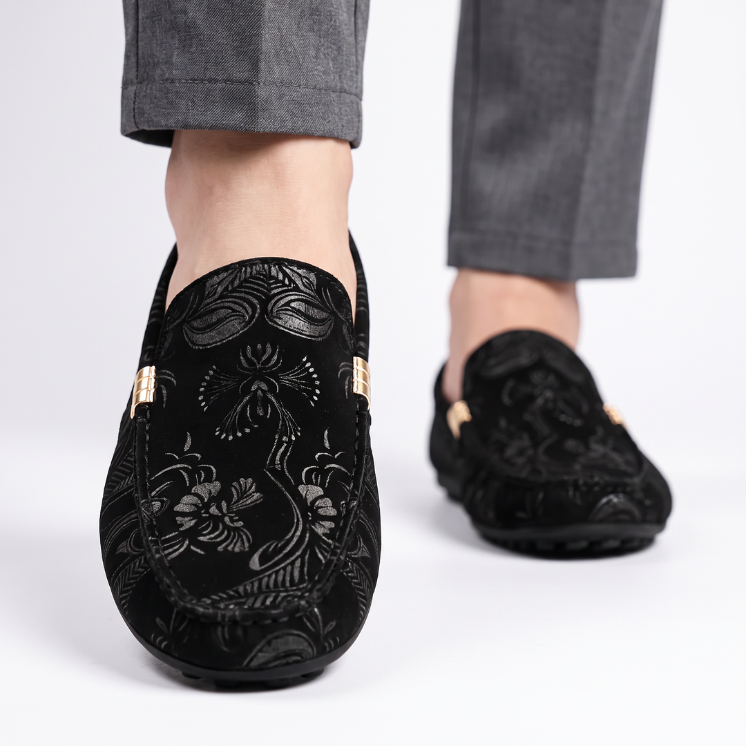 Comfortable unisex Lorca walking shoes, durable and designed for all-day wear with a modern casual style.