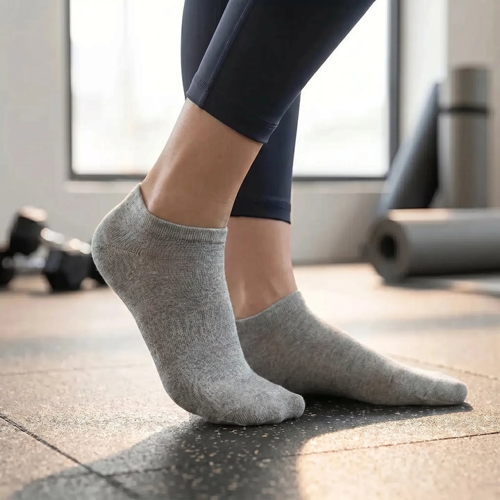 Unisex low-cut ankle socks in white, perfect for everyday comfort & discreet wear with any shoe.