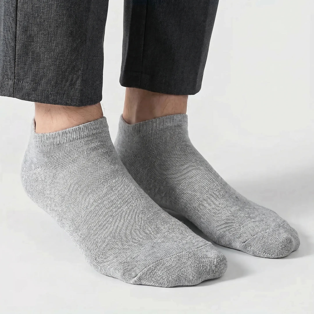 Comfortable gray low-cut ankle socks, ideal for men & women, designed for athletic activities & daily use.