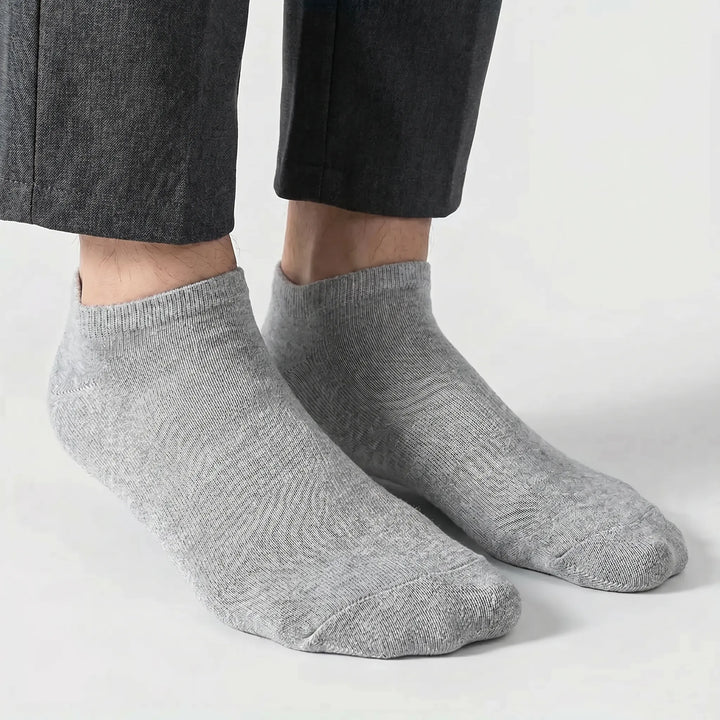 Comfortable gray low-cut ankle socks, ideal for men & women, designed for athletic activities & daily use.