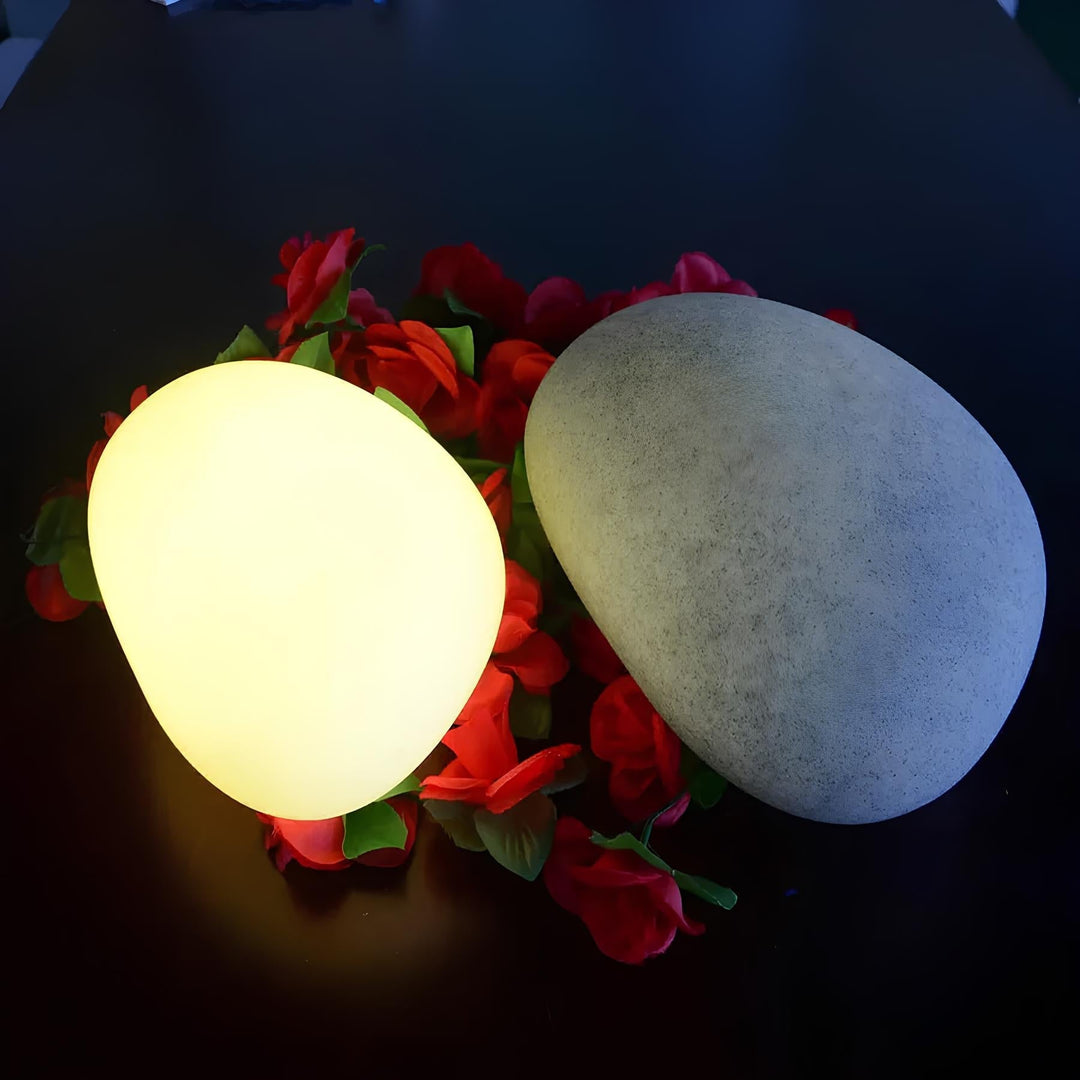 Sfeervolle LumaStone wireless garden pebble lamp, modern outdoor LED lighting, weather resistant