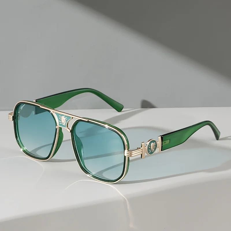 Elegant unisex UV protection sunglasses. High-end eyewear with sophisticated gold details for a luxurious look.