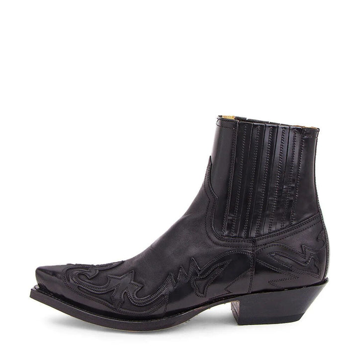 Unisex Maverick Western cowboy boots. Classic leather design, versatile for fall & spring fashion. Essential country style footwear.