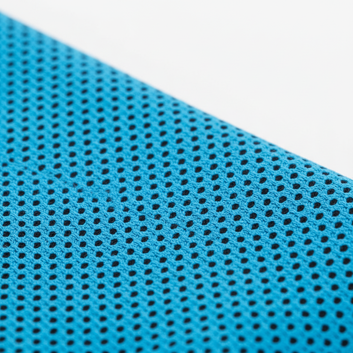 Lightweight unisex cooling towel made of microfiber, perfect for fitness and sport.