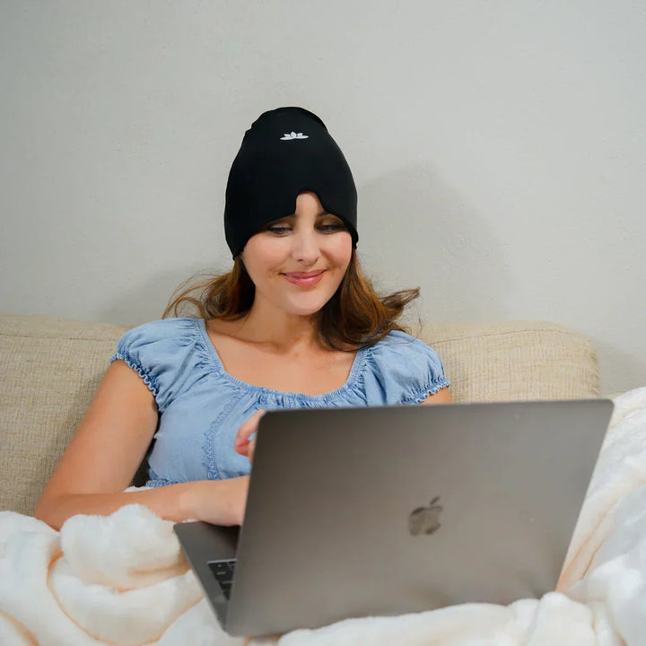 Soothing headache mask provides targeted pain relief for migraines.