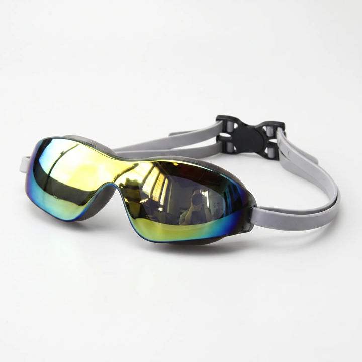 High-performance unisex mirrored swim gear, providing excellent glare protection and clear vision for swimmers.