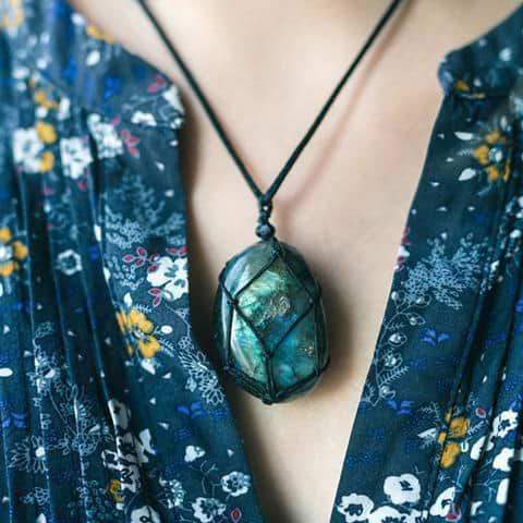 Handmade Labradorite Dragonheart necklace for spiritual protection & healing energy. Unique unisex gemstone pendant.