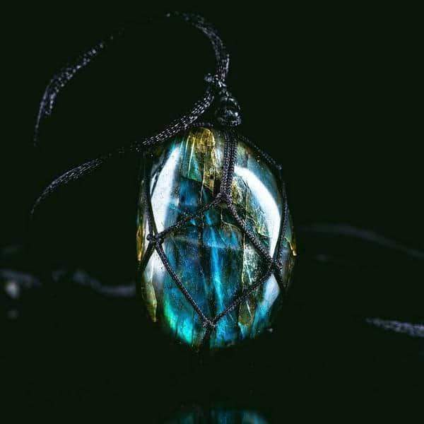 Shimmering Labradorite Dragonheart necklace, a unique unisex gemstone pendant. Mystical protection & healing energy.