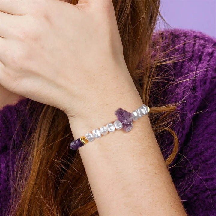Adjustable natural stone beaded bracelet for spiritual healing and style.