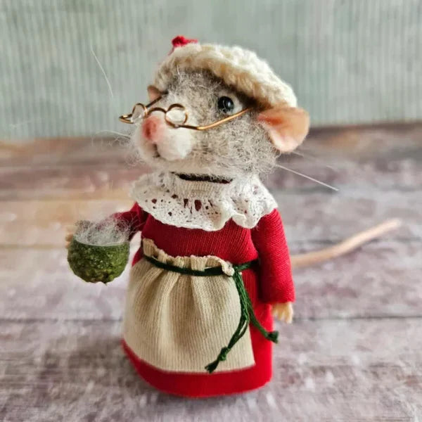 Unisex needle felted mouse DIY kit. Fun wool craft project, perfect holiday gift & creative home decor.