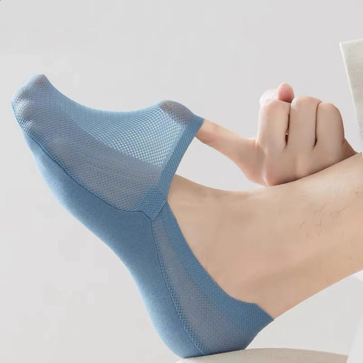 Breathable unisex no-show socks with anti-slip grip. Ideal low-cut comfort for any shoe.
