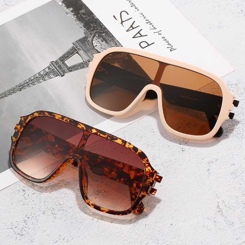 Trendy unisex oversized sunglasses, perfect fashion eyewear with chic gradient lenses and metallic details.