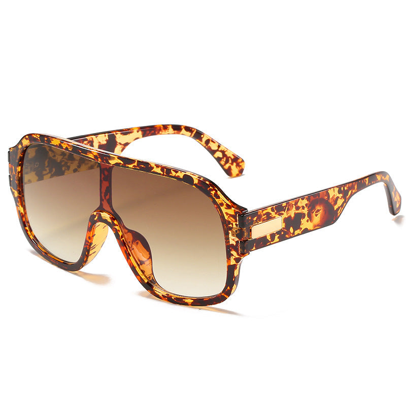 Chic unisex oversized sunglasses with captivating gradient lenses and sleek metal details, ultimate fashion eyewear.
