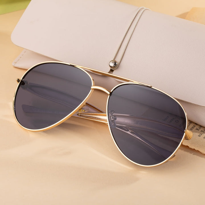 Classic unisex pilot aviator sunglasses, a timeless fashion accessory with metal frame & UV protection.