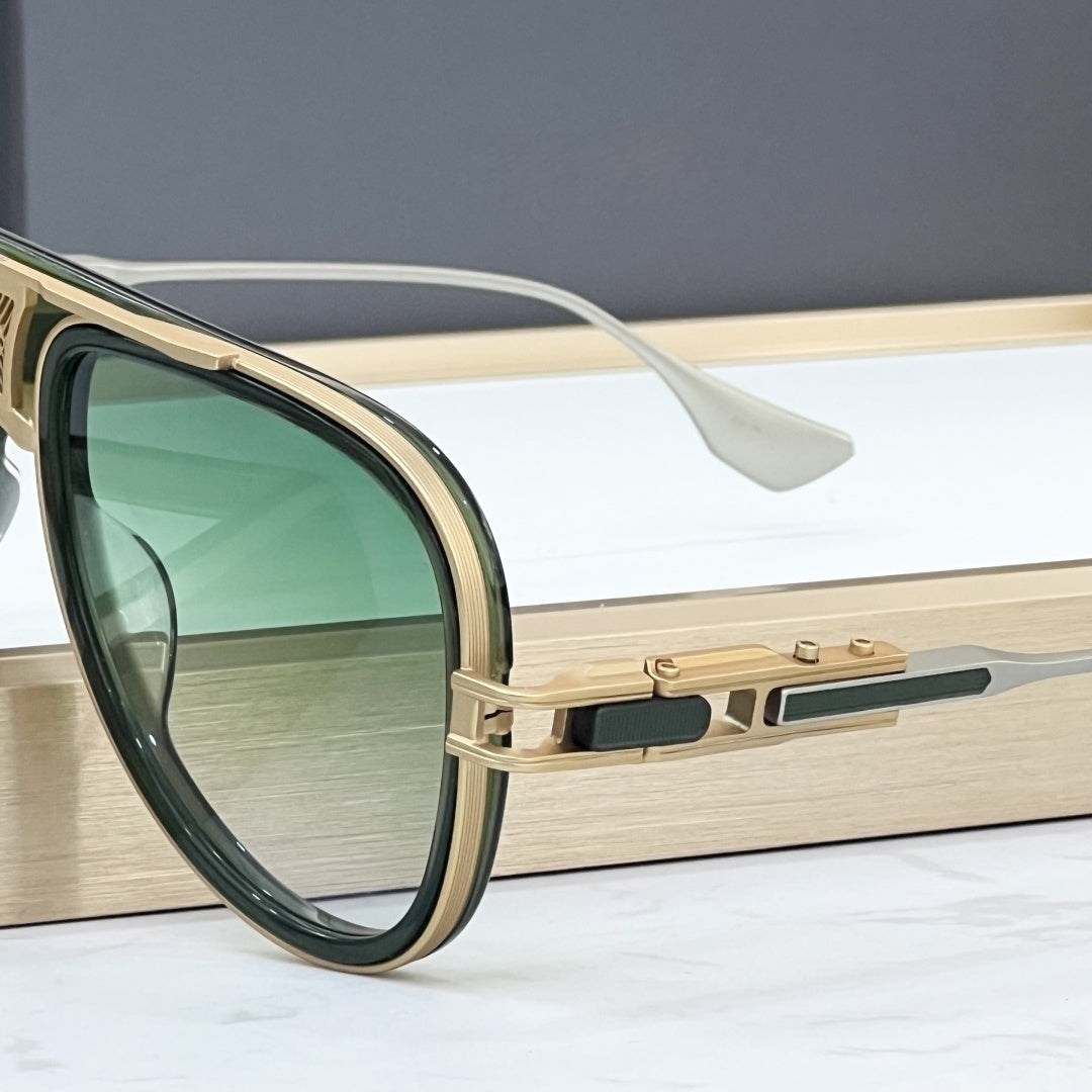 Adventure-ready UV400 pilot sunglasses, offering essential eye protection & a chic look.