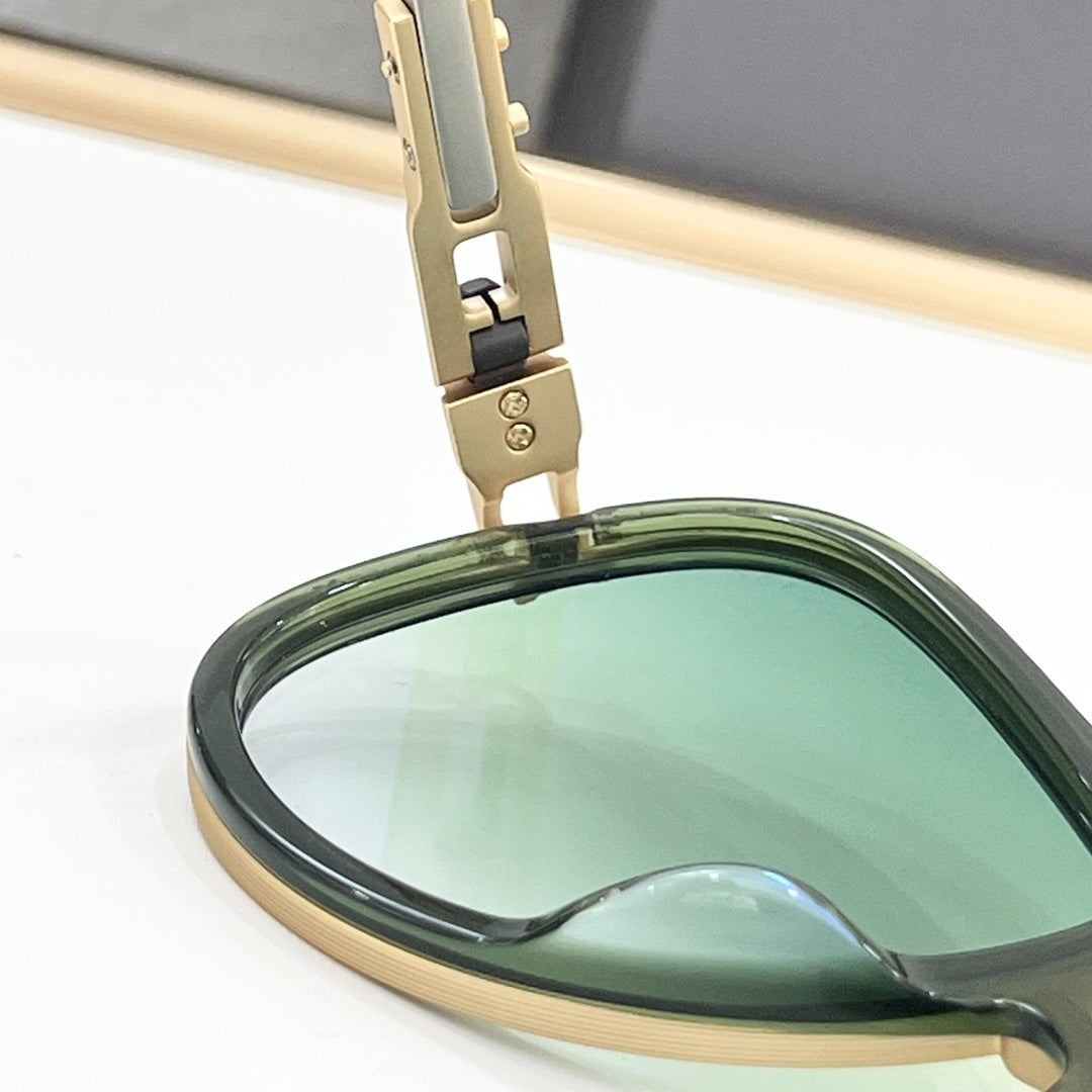 Fashion-forward pilot UV400 sunglasses, perfect accessory for travel and daily wear.