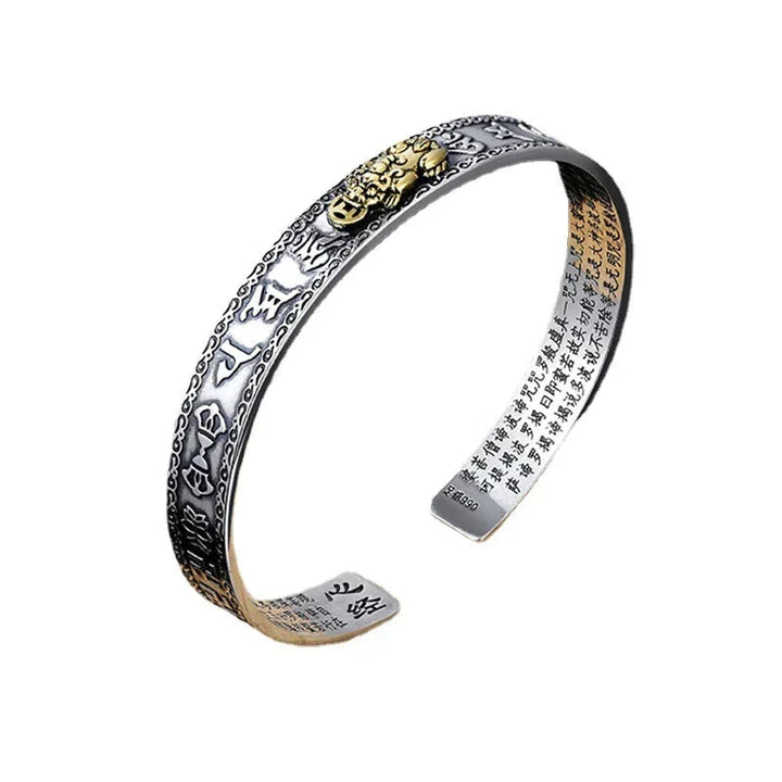 Close-up of a Pixiu wealth bracelet featuring polished gold and black beads, a good luck prosperity charm.