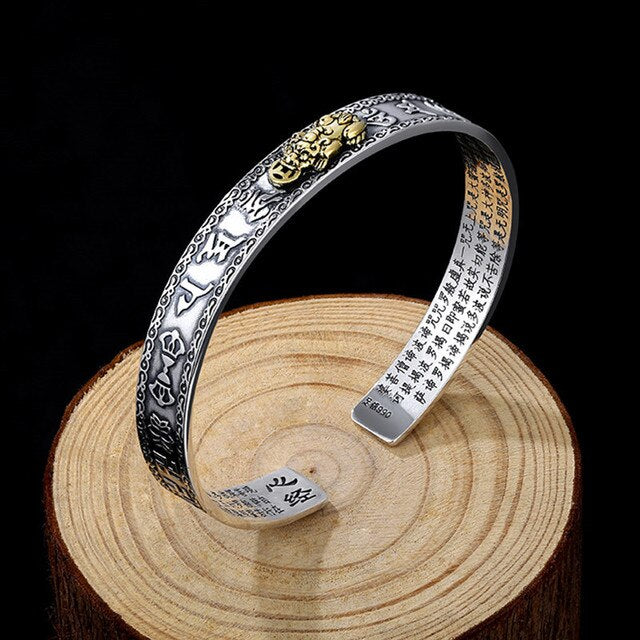 Adjustable unisex Pixiu spiritual wealth bracelet with alternating gold and black beads for prosperity.