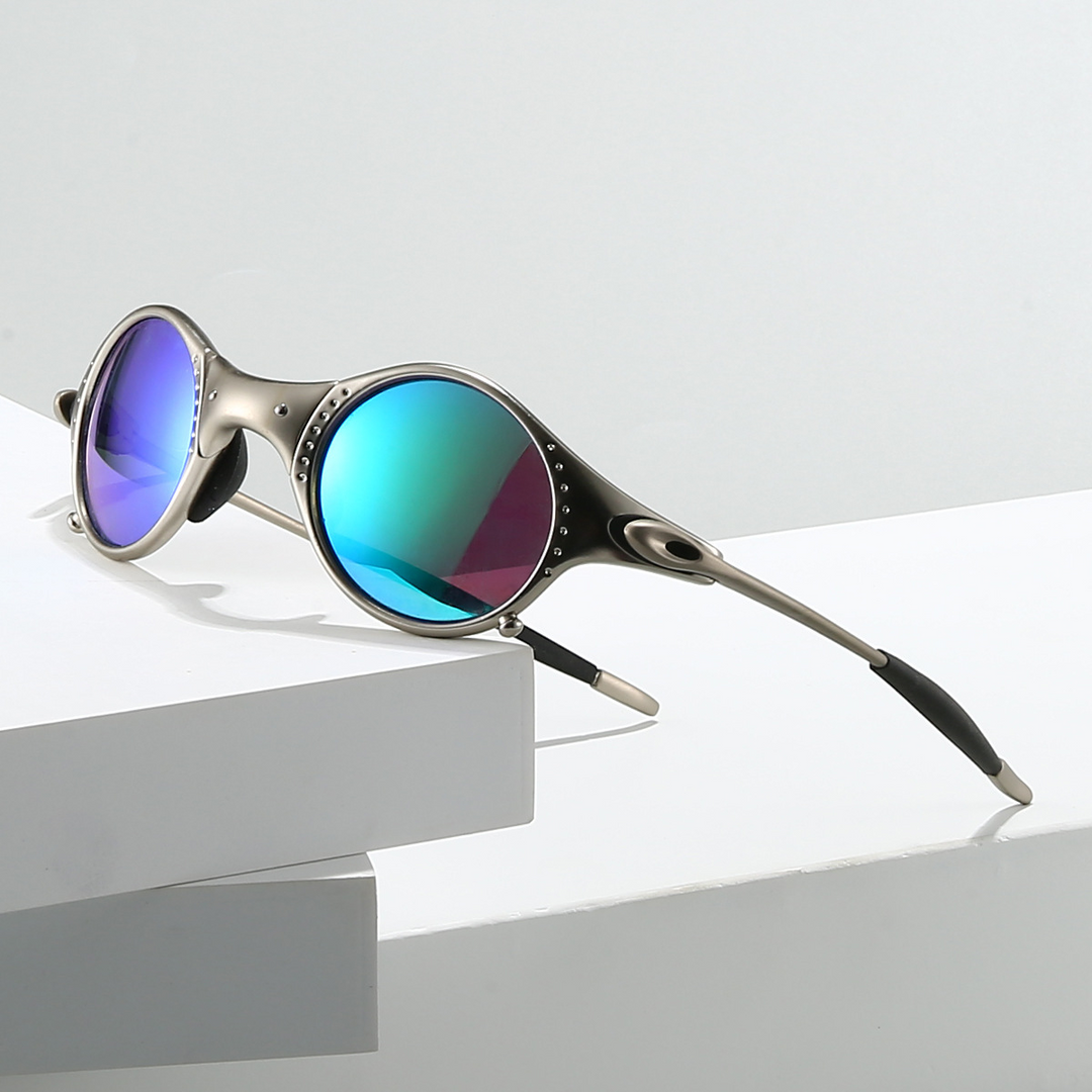 Polarized cycling sunglasses designed for men & women, enhancing vision & reducing glare outdoors.