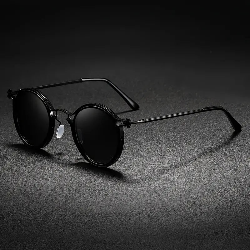 Fashionable unisex polarized sunglasses with metal frame. Anti-reflective lenses ensure glare-free vision & UV protection.