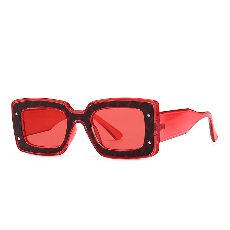 Person wearing unisex polarized UV400 sunglasses outdoors, enjoying glare-free vision & stylish protection.
