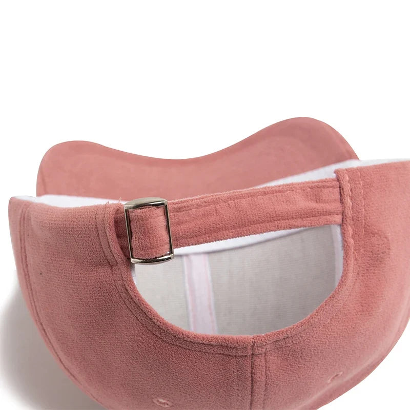 Stylish unisex baseball cap in a classic design, a must-have fashion accessory for any gender.