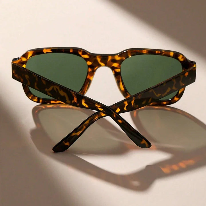 Unisex retro bold frame sunglasses for a confident look. Fashionable eye protection with reliable UV protection.