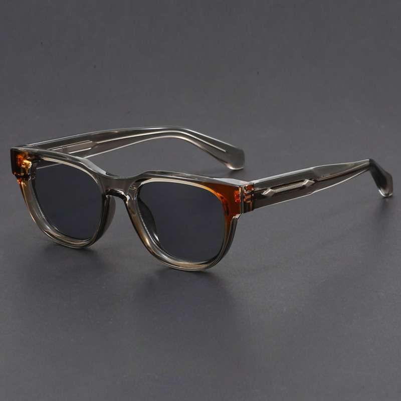 Fashionable unisex square sunglasses. Polarized lenses and a retro frame provide UV400 sun protection and style.
