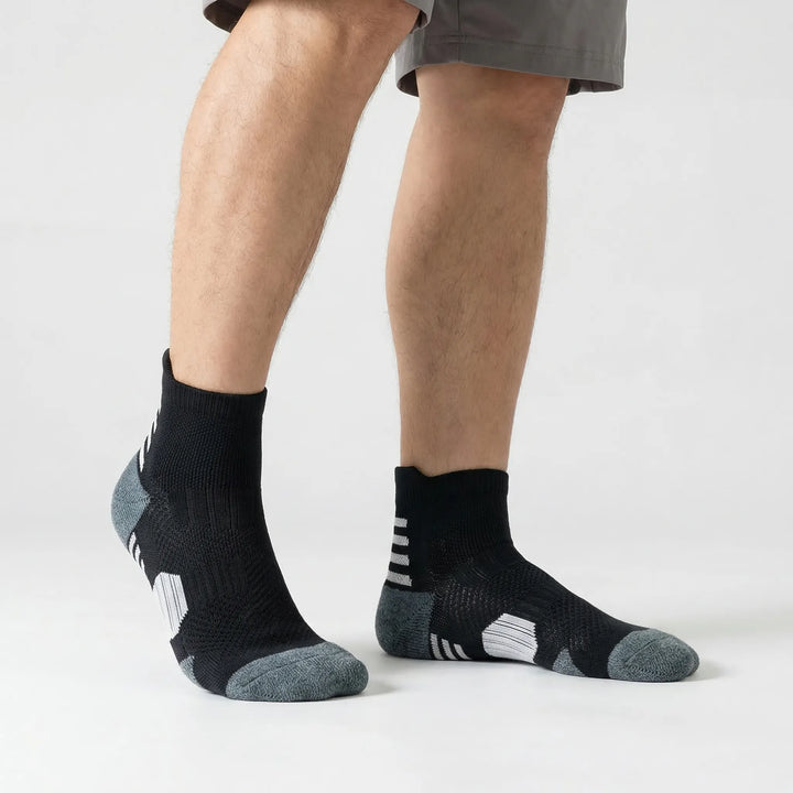 Moisture-wicking training socks for unisex athletes, featuring cushioned sole and secure non-slip design.