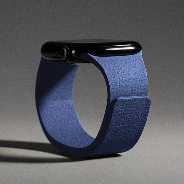 Replacement silicone smartwatch strap, magnetic closure, customizable fit.