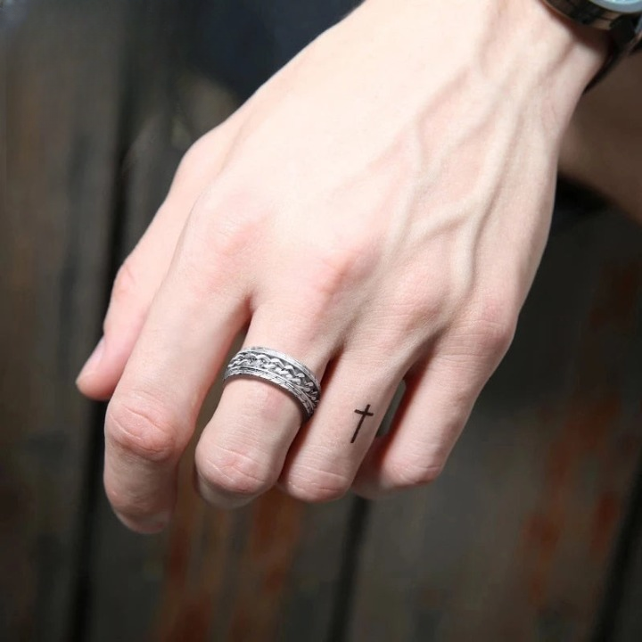 Unisex silver fidget spinning ring, perfect for stress relief & focus. Discreet anxiety jewelry.