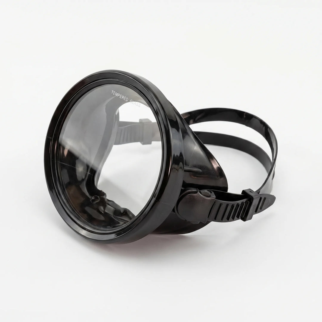 Clear view unisex diving mask for comfortable snorkeling, swimming, and underwater adventures; essential scuba gear.