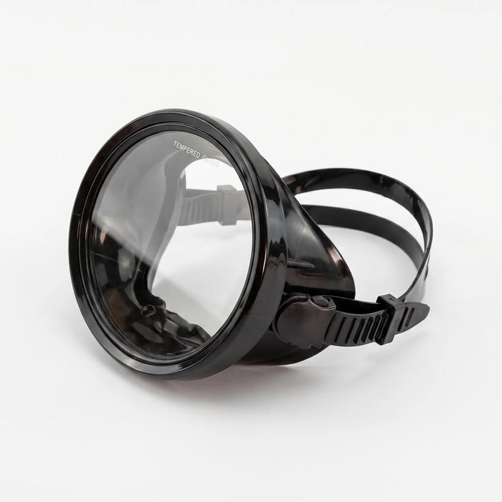 Clear view unisex diving mask for comfortable snorkeling, swimming, and underwater adventures; essential scuba gear.