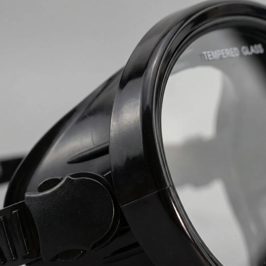 Single-lens diving mask featuring durable tempered glass; ideal unisex gear for all water sports & ocean exploration.