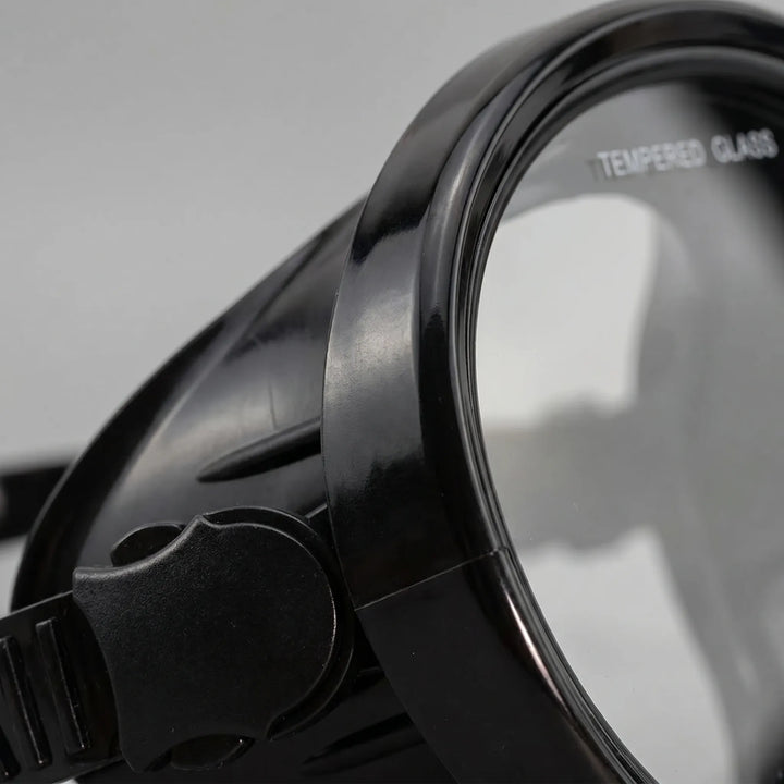 Single-lens diving mask featuring durable tempered glass; ideal unisex gear for all water sports & ocean exploration.