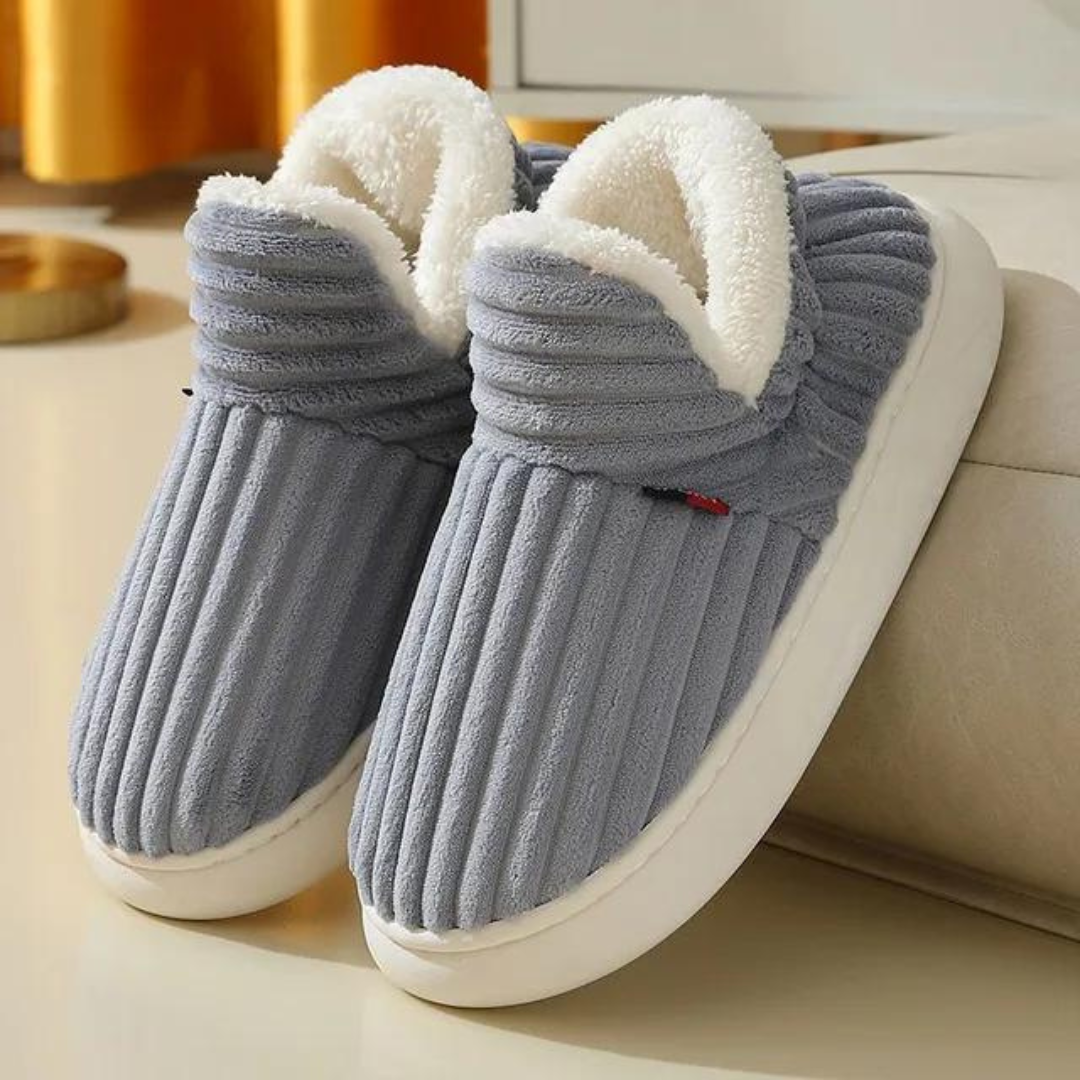 Cozy indoor lounge slippers, soft and warm unisex design for ultimate comfort and relaxation.